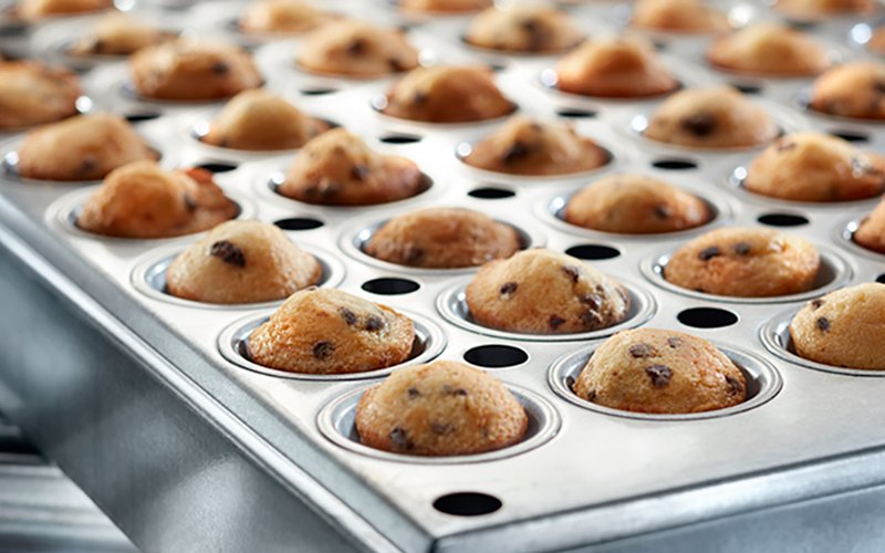 https://www.synovaoil.com/wp-content/uploads/sites/14/2023/09/Muffin-Pan-with-Muffins.jpg